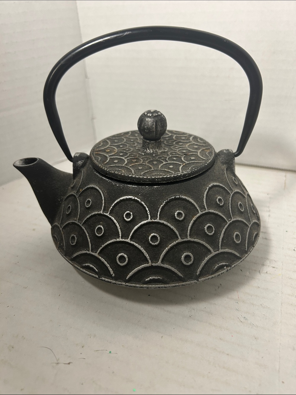 Cast Iron Teapot with Scallop Pattern - Dark Gray